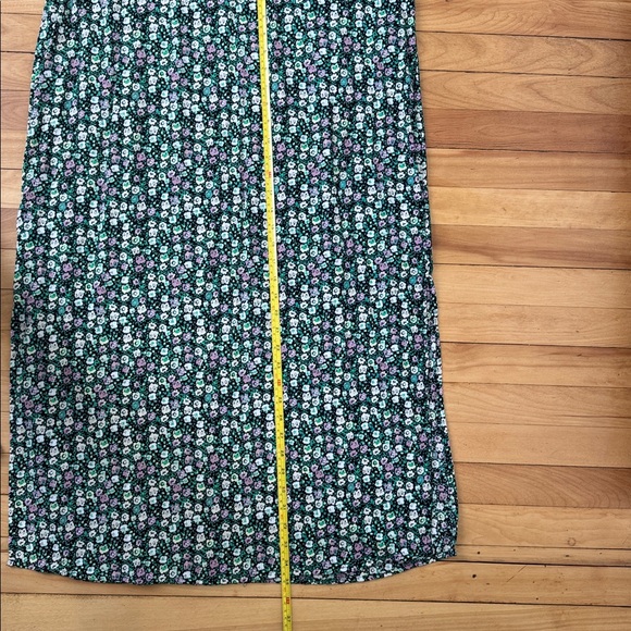 FLORAL V-Neck Midi Dress in Green - Picture 6 of 6